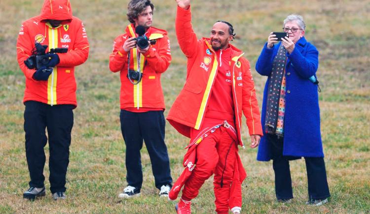 Imagen de Todo Rojo: Lewis Hamilton dio sus primeras vueltas con un Ferrari