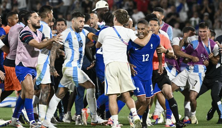 Imagen de Se armó la podrida tras la eliminación de Argentina: el partido con Francia terminó con empujones y peleas