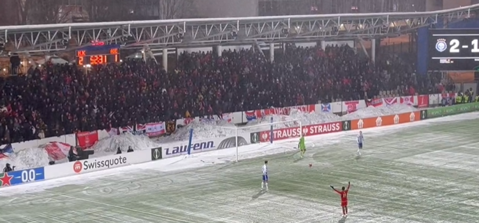 Imagen de Bolas de nieve al arquero, la insólita imagen en un partido en Europa