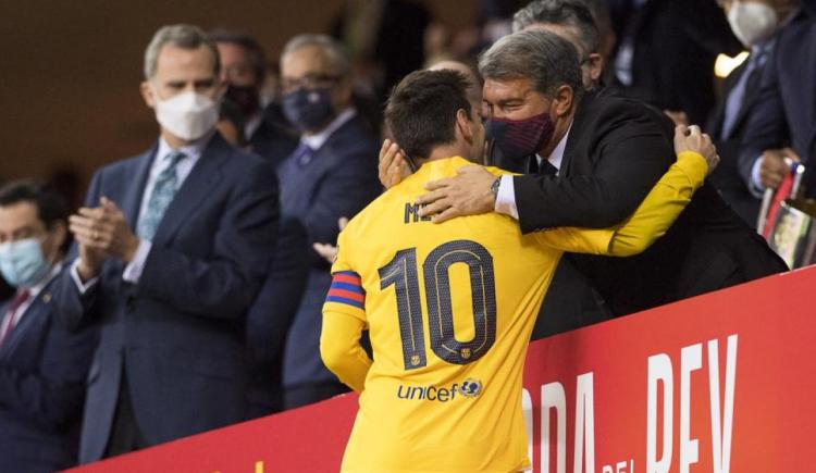 Imagen de Laporta, con los tapones de punta contra Messi