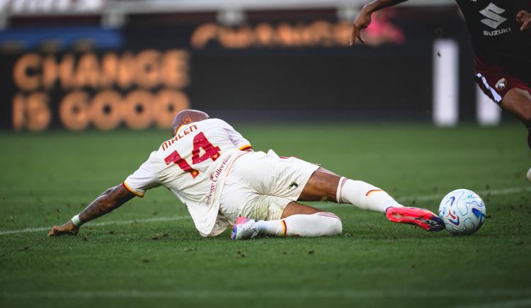 Imagen de El fenómeno Malen catapultó a la Roma a la cima de la Serie A e igualó una marca argentina