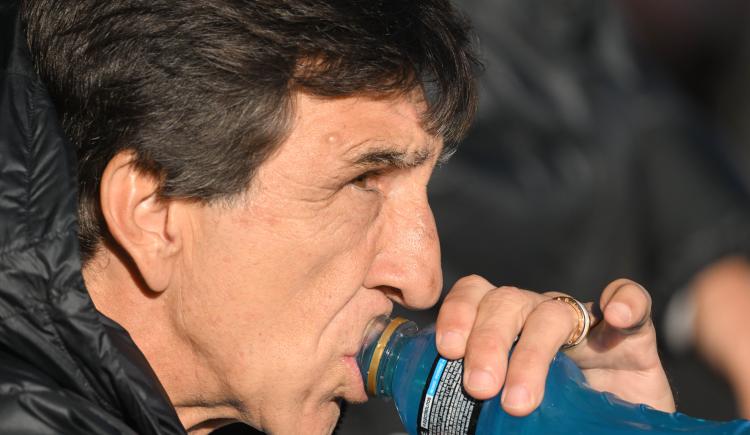 Imagen de Gustavo Costas entre la felicidad, la autocrítica, el pedido de unión y el diálogo íntimo con Santiago Sosa
