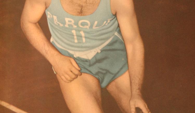 Imagen de 7 de abril de 1950, el basquetbolista Raúl Pérez Varela
