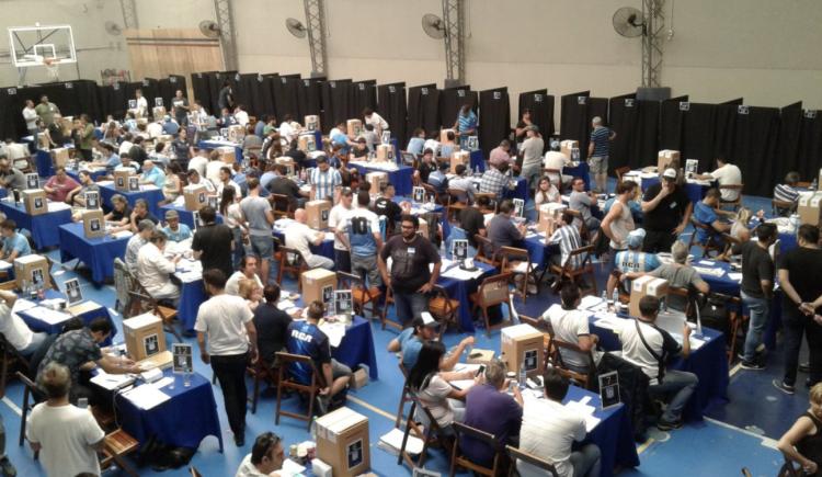 Imagen de Elecciones en Racing: ya votaron Víctor Blanco y Diego Milito