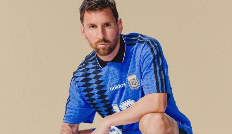 Imagen de Messi, en modo Diego: el lanzamiento de la camiseta retro de Argentina
