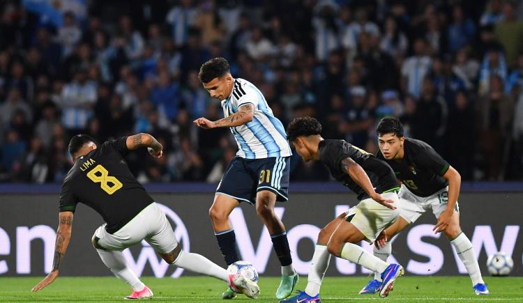 Imagen de Flores la rompió en su debut en la Selección y Scaloni pidió cuidarlo
