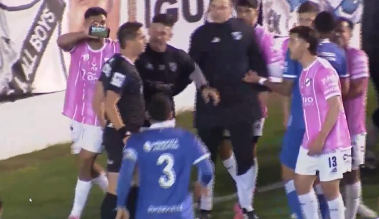 Imagen de "CeluVAR": escandaloso arbitraje de Lamolina en Floresta, cobró penal y un jugador de All Boys le mostró en un teléfono que fue afuera
