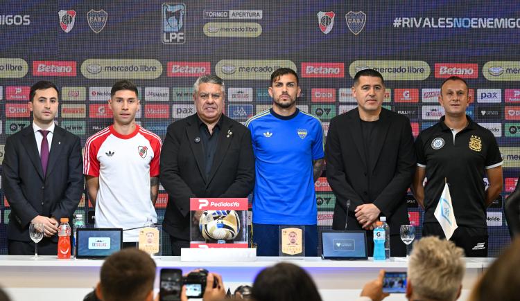 Imagen de Foto de unidad en Ezeiza: Stefano Di Carlo y Juan Román Riquelme compartieron escenario con "Chiqui" Tapia