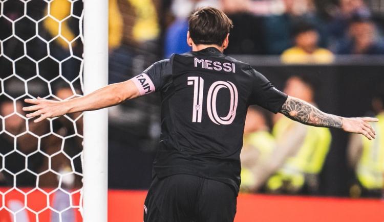 Imagen de De la cabeza: cómo fue el primer gol de Messi en el año