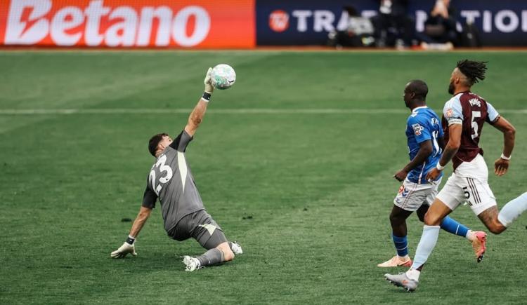 Imagen de Dibu Martínez protagonista de una atajada espectacular para la victoria del Aston Villa