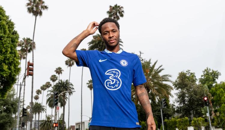 Imagen de Chelsea presentó como flamante refuerzo a Sterling