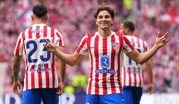 Imagen de Picadura histórica: Julián Álvarez marcó un doblete y fue la figura en el 5-2 de Atlético de Madrid en el derbi