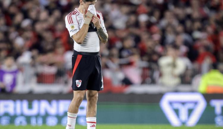Imagen de Montiel, de su rol clave en el primer gol a pedir el cambio: qué le pasó al defensor de River