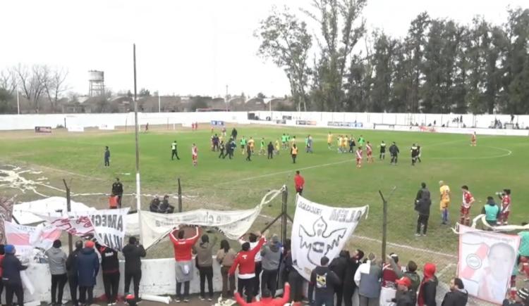 Imagen de Violencia en el ascenso: detienen a tres hinchas de Alem por el crimen en la cancha de Luján