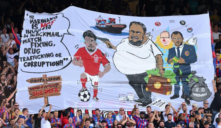 Imagen de La federación inglesa comenzó una investigación contra Crystal Palace por una polémica bandera
