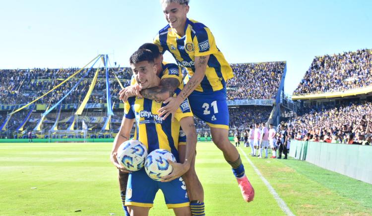 Imagen de Con polémica, Rosario Central se lo dio vuelta a Vélez y es el primer clasificado