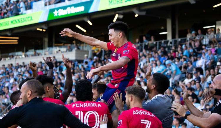 Imagen de Alan Velasco: golazo, festejo en andas y triunfo de Dallas