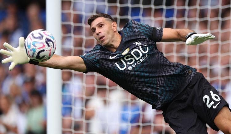 Imagen de Dibu Martínez tuvo su debut en el arco de Chelsea