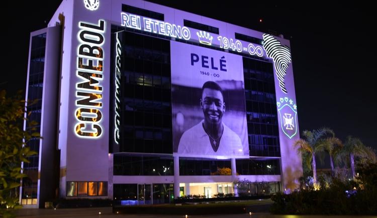 Imagen de Conmebol iluminó su sede en homenaje a Pelé