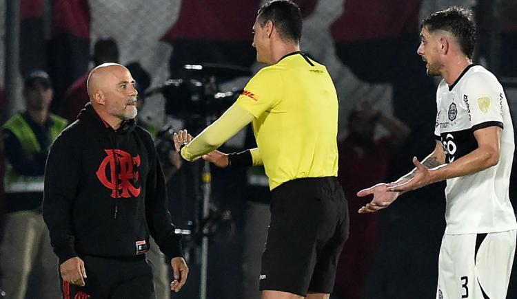 Imagen de Batacazo y papelón: Olimpia eliminó al Flamengo de Sampaoli, que se fue expulsado por pelearse con un rival