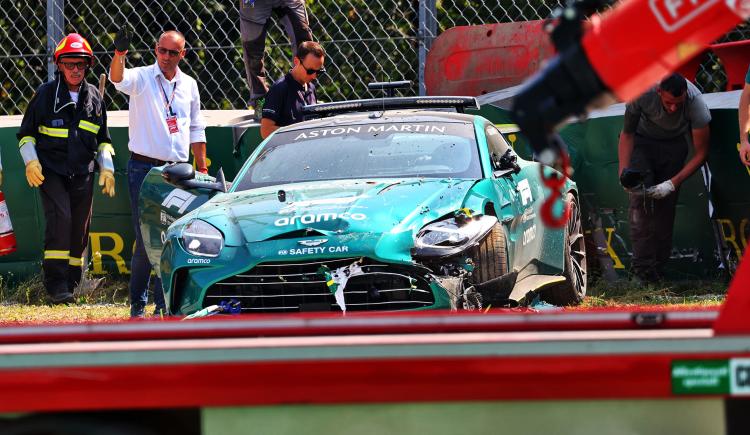 Imagen de El insólito accidente del safety car en la previa del debut de Franco Colapinto en la Fórmula 1