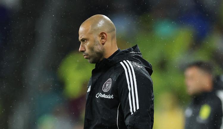 Imagen de Mascherano, más caliente que triste: le apuntó con todo al VAR