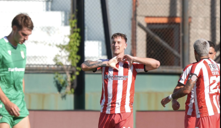 Imagen de En un partido plagado de polémicas, Barracas Central derrotó a Banfield