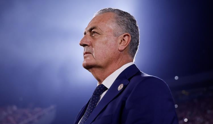 Imagen de Gustavo Alfaro sigue ofreciéndole su corazón a Paraguay "en busca de lo imposible"