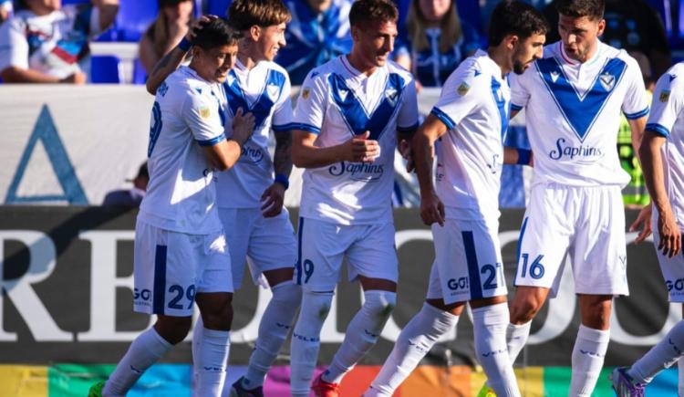 Imagen de Vélez confirmó su buen momento y alcanzó la cima de la zona B