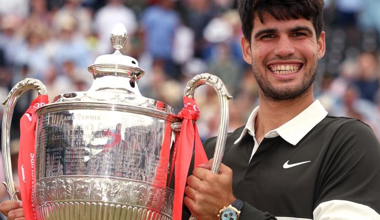 Imagen de Carlos Alcaraz se consagró en Queen's y alcanzó una marca de Federer