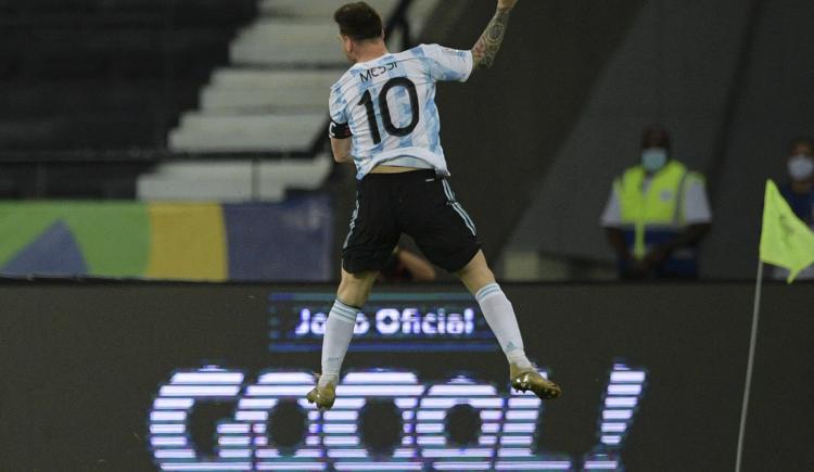Imagen de DE MESSI A MARADONA: HOMENAJE NO ES COMPARACIÓN