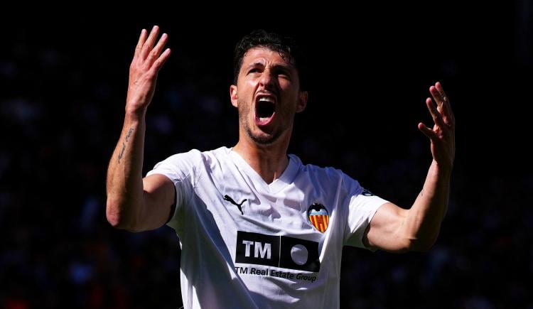 Imagen de ¿Golazo de despedida? Guido Rodríguez selló la victoria de Valencia ante Barcelona