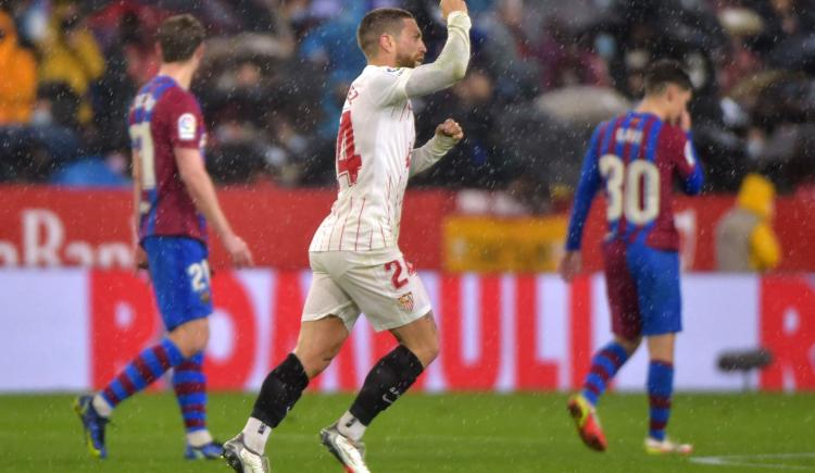 Imagen de "PAPU" GÓMEZ MARCÓ EN EL EMPATE ENTRE SEVILLA Y BARCELONA