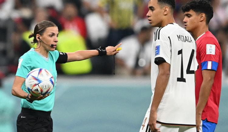 Imagen de La historia de la primera mujer en dirigir en un Mundial, de los elogios de Klopp a las críticas de Villas Boas