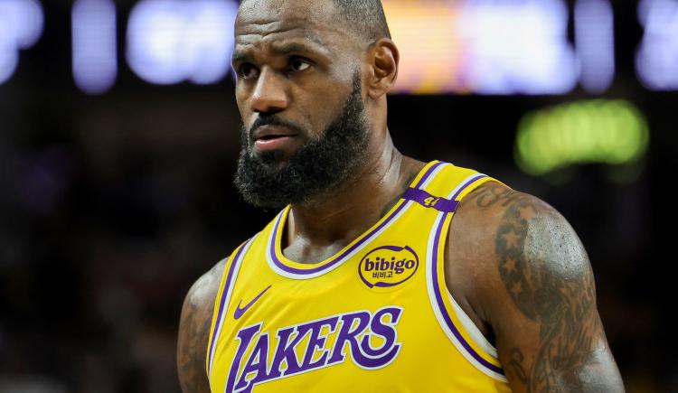 Imagen de La fuerte crítica de LeBron James a la actual NBA por "los malditos triples" tras conseguir un récord histórico