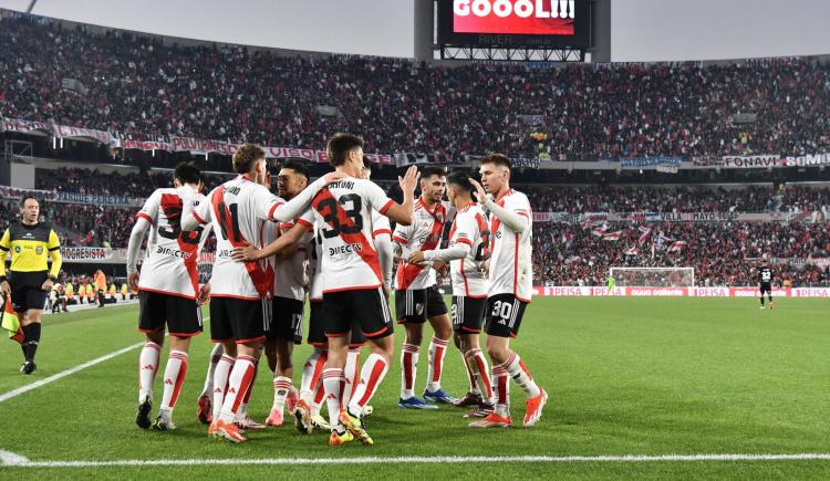 Imagen de River derrotó a Olimpia e hizo debutar a Adam Bareiro
