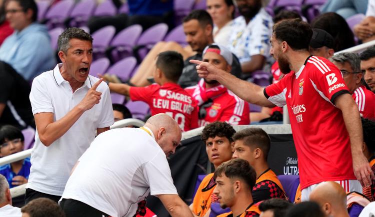 Imagen de La fuerte pelea entre el DT de Benfica y un jugador: reclamos, gritos y gol con sabor a revancha