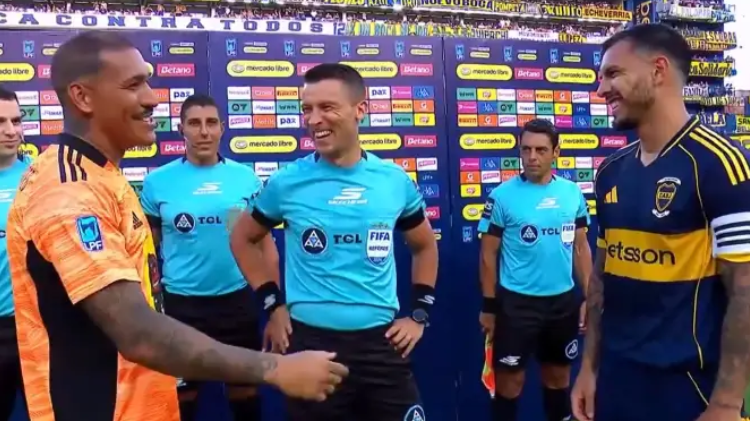 Imagen de Desopilante: la estrategia del arquero de Riestra con Leandro Paredes más allá del partido