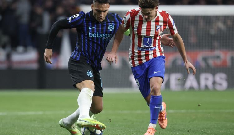 Imagen de Julián Álvarez le ganó el duelo a Lautaro Martínez, marcó un tanto y Atlético de Madrid venció 2-1 a Inter