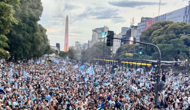 Imagen de ¿Hermosa tarde, verdad?: los jugadores de Racing y el inolvidable festejo con la gente en el Obelisco
