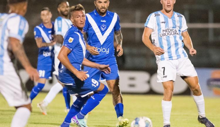 Imagen de Vélez perdió ante Cerro de Uruguay en el debut de Gustavo Quinteros