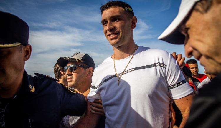 Imagen de Dibu Martínez y un homenaje multitudinario en Mar del Plata