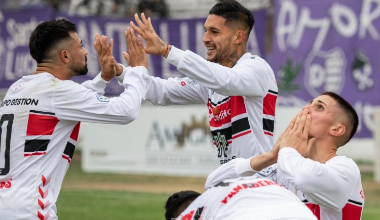 Imagen de Chacarita derrotó sobre la hora a Dálmine y sigue en la pelea