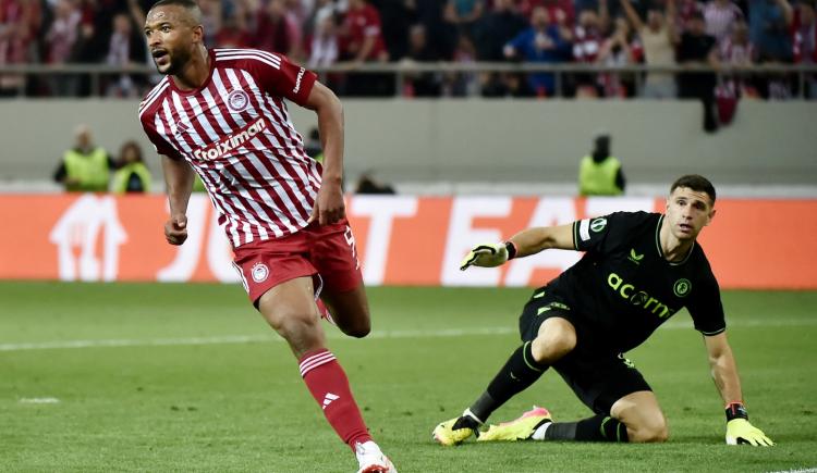 Imagen de Aston Villa perdió 2-0 en el regreso de Dibu Martínez y se quedó sin final