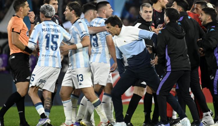 Imagen de Locura en Avellaneda: Racing cayó ante Barracas en un final polémico y de película