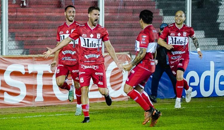 Imagen de Morón le ganó un duelo clave al líder Gimnasia de Mendoza y se prendió en la lucha de la Primera Nacional
