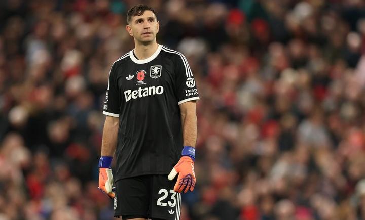 Imagen de Dibu Martínez fue titular en el triunfo de Aston Villa, escolta en la Europa League
