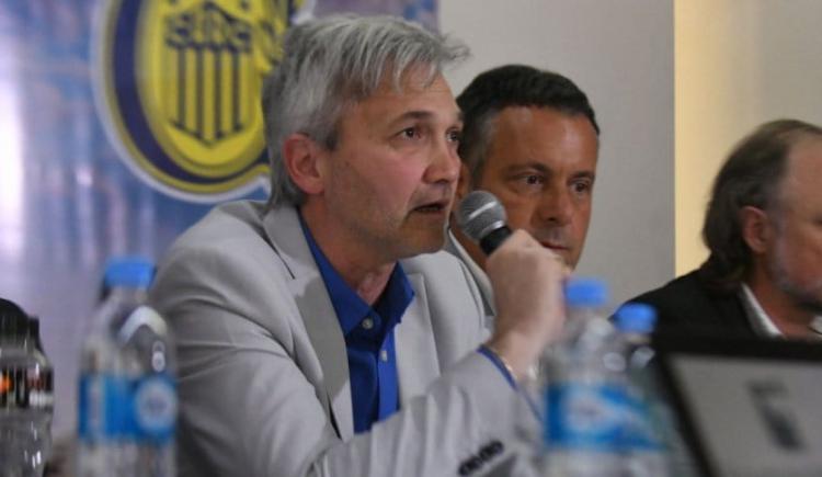 Imagen de Carloni: "Tevez va a firmar planilla como DT"