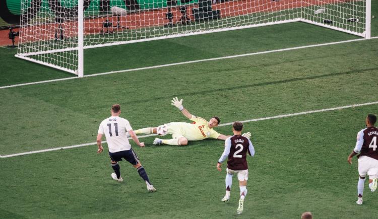 Imagen de El Aston Villa de Dibu Martínez y Buendía aplastó al Nottingham Forest y jugará la final de la Europa League ante el Friburgo
