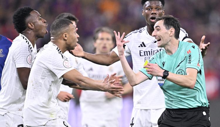 Imagen de Un jugador de Real Madrid intentó agredir al árbitro y se expuso a una dura sanción